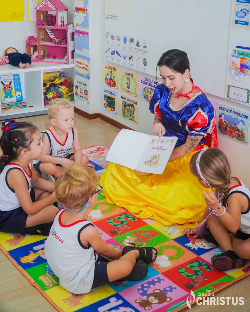Contação de histórias com as crianças sentadas no tapete