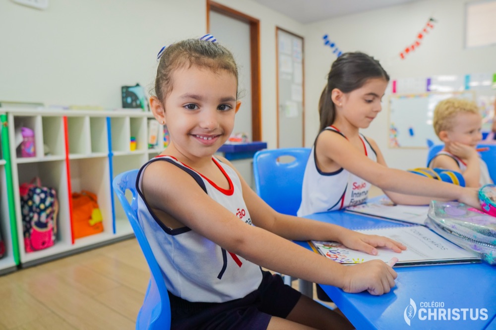 Crianças em roda de conversa em francês na sala de aula